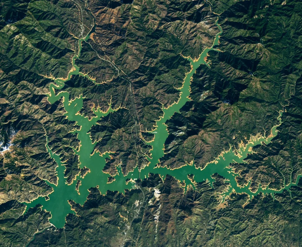 Озеро уровень 5. Калифорния водохранилище Шаста. Водохранилище большой Кармагай.